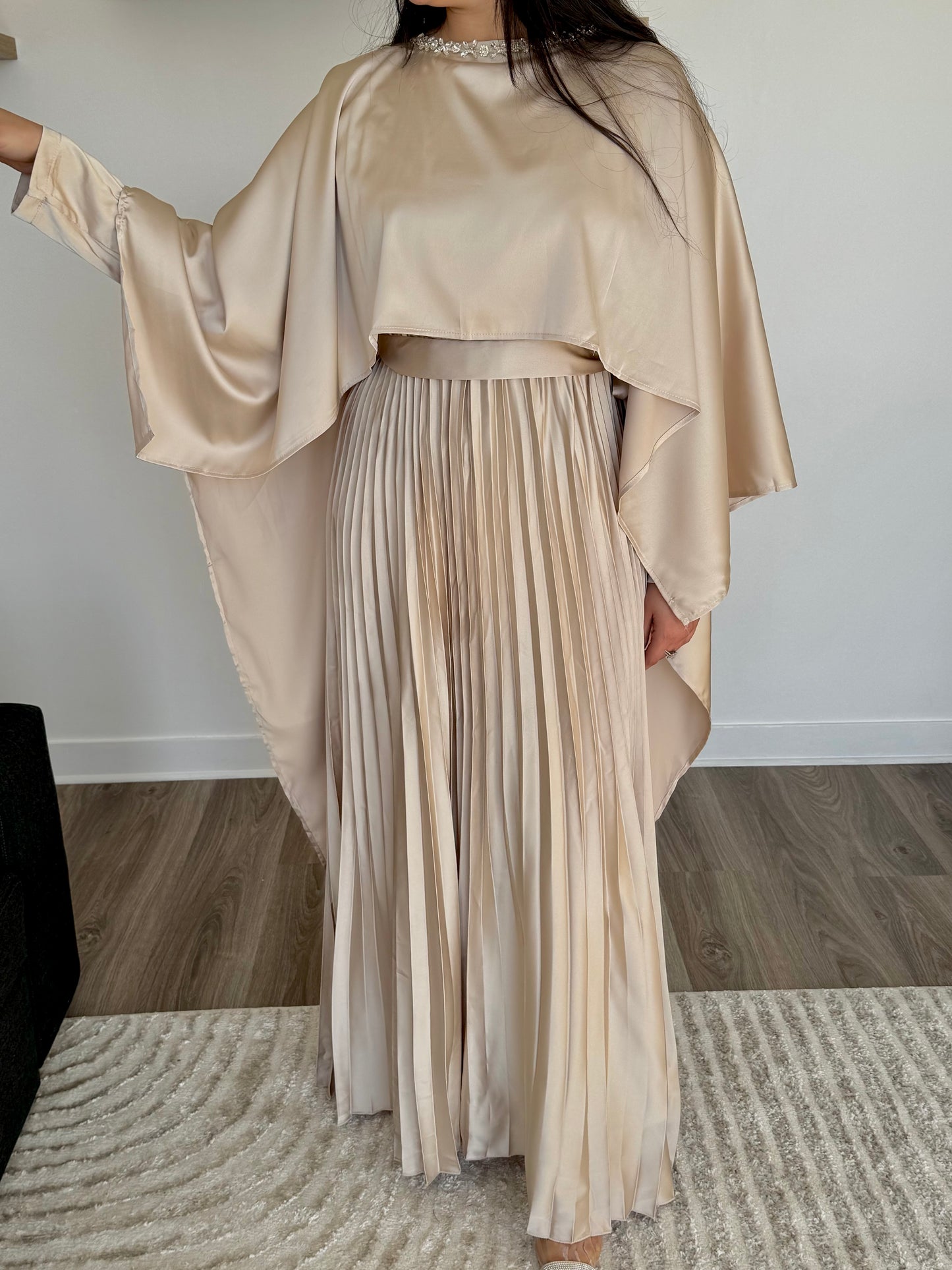 Robe Amira Satinée avec Cape Intégrée