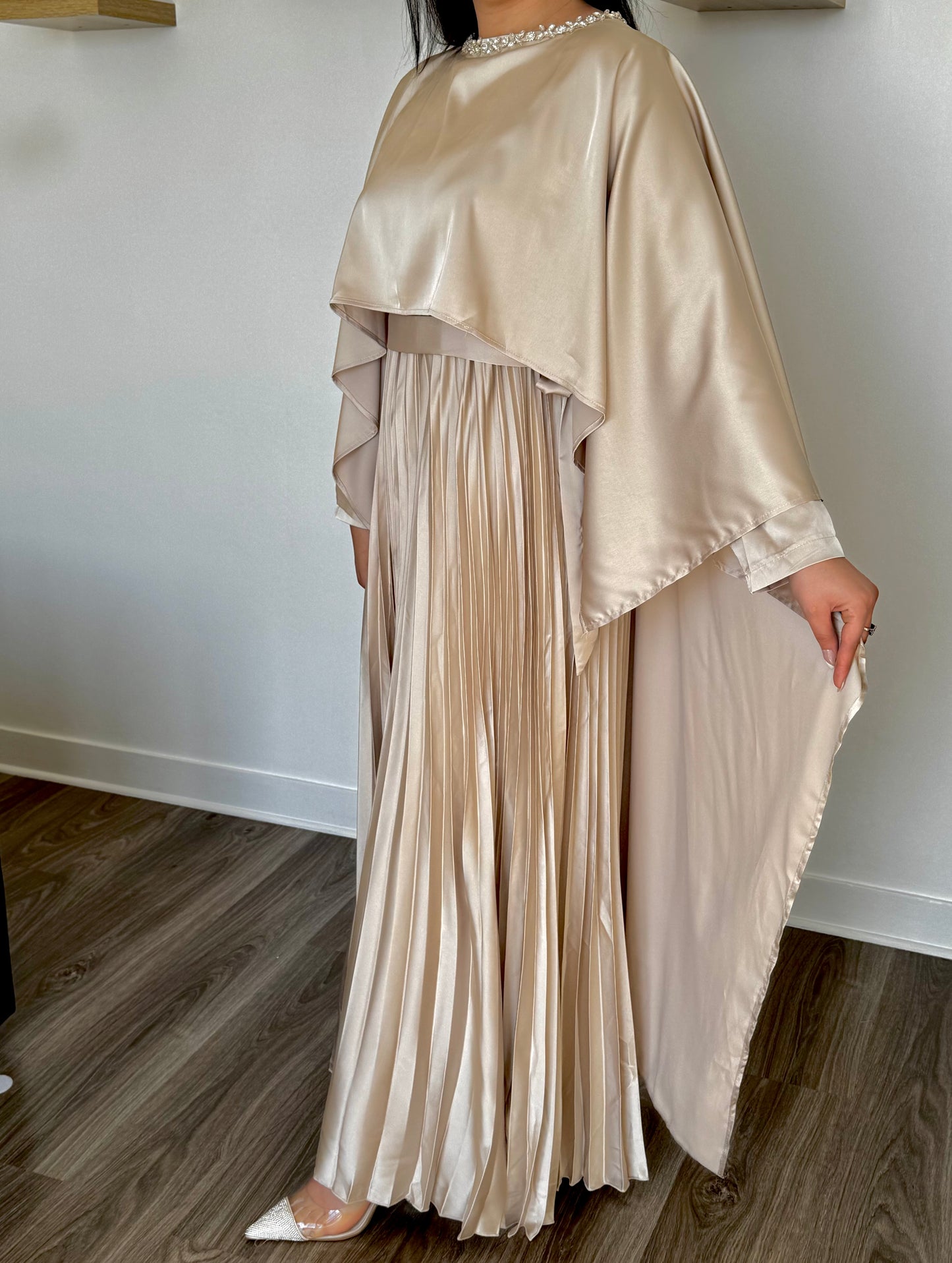Robe Amira Satinée avec Cape Intégrée