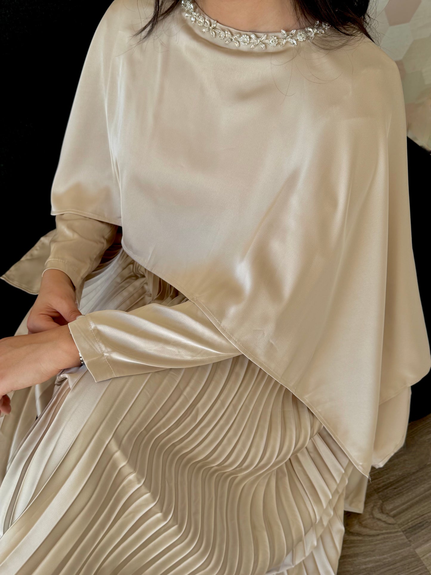 Robe Amira Satinée avec Cape Intégrée